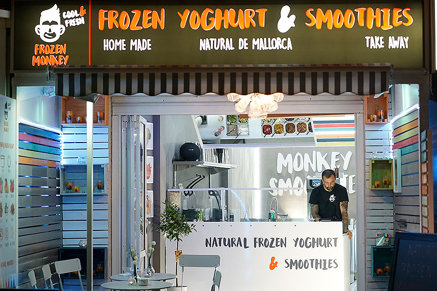 Top location 1st sea line well established Frozen Yogurt & Smoothie store in Can Pastilla near Playa de Palma on Mallorca for transfer